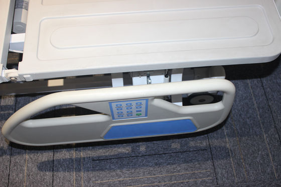 เหล็กแผ่นรีดเย็น 85in เตียงโรงพยาบาลไฟฟ้าสำหรับใช้ในบ้าน W105 สีขาวพร้อมห้องน้ำ