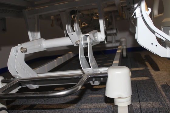 เหล็กแผ่นรีดเย็น 85in เตียงโรงพยาบาลไฟฟ้าสำหรับใช้ในบ้าน W105 สีขาวพร้อมห้องน้ำ